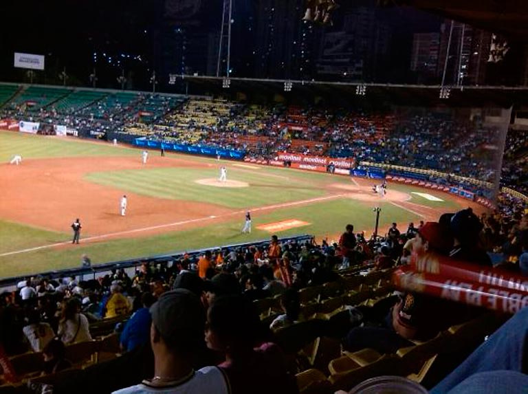 Beisbol en Caracas con precios de lujo