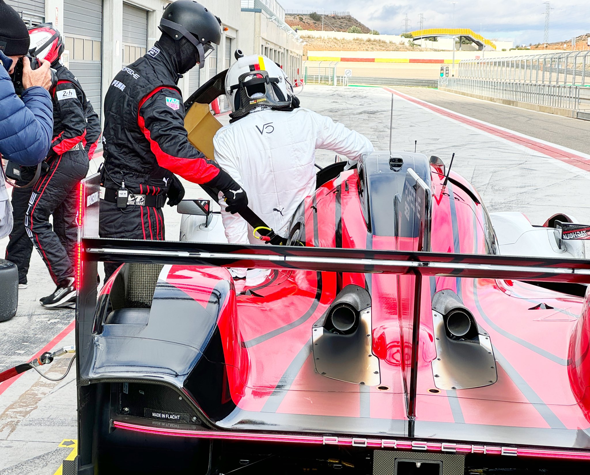 Noti- Deporte: Sebastian Vettel se pone al volante del Porsche 963 en un test en Motorland