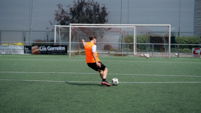 Noti- deporte: Tirar con rosca en el f&uacute;tbol ↪️ Disparar con efecto al bal&oacute;n