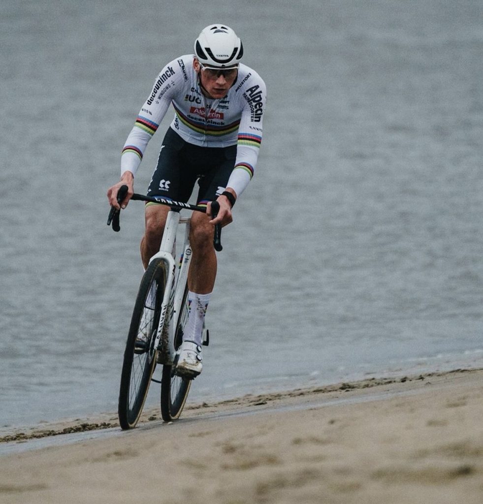 Noti- Deporte: Van der Poel camina con pies de barro hacia su sexto mundial