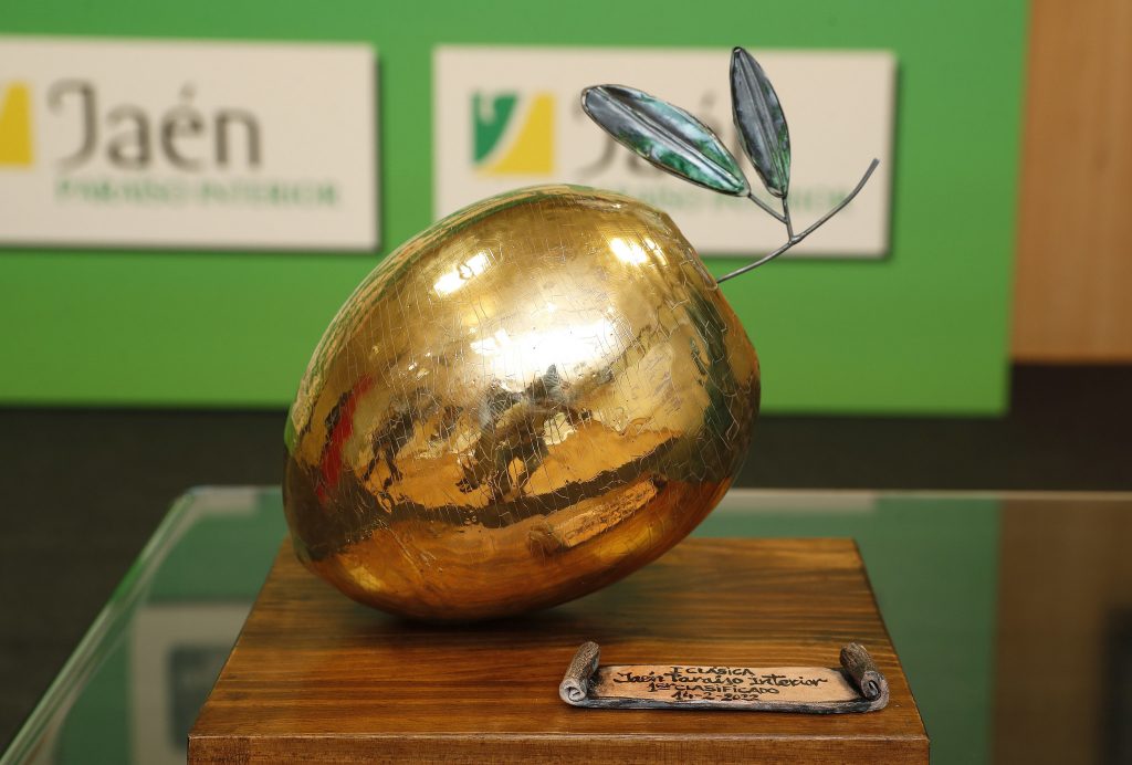 Noti- Deporte: Los trofeos m&aacute;s singulares del ciclismo profesional: de una aceituna de oro a un cerdo vivo