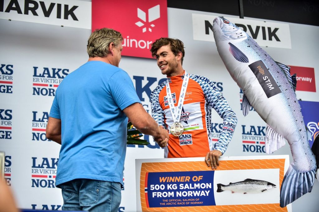 Noti- Deporte: Los trofeos m&aacute;s singulares del ciclismo profesional: de una aceituna de oro a un cerdo vivo