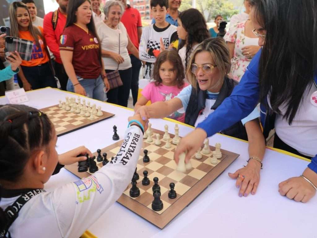 Gran Simult&aacute;nea de Ajedrez Venezuela Mujer enaltece el deporte femenino