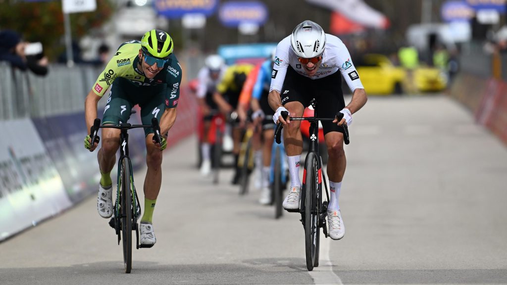 Noti- Deporte: Juan Ayuso lidera la persecuci&oacute;n de los mortales del ciclismo