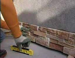 Aprende c&oacute;mo pegar piedra laja y decora tus paredes con estas ideas