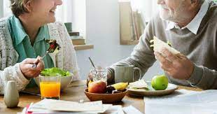 La Importancia de la Buena Alimentación en Personas Mayores: Cuidando la Salud y el Bienestar en la Tercera Edad La Importancia de la Buena Alimentación en Personas Mayores: Cuidando la Salud y el Bienestar en la Tercera Edad
