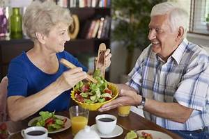 La Importancia de la Buena Alimentación en Personas Mayores: Cuidando la Salud y el Bienestar en la Tercera Edad La Importancia de la Buena Alimentación en Personas Mayores: Cuidando la Salud y el Bienestar en la Tercera Edad
