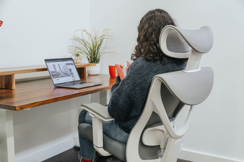 C&oacute;mo Dise&ntilde;ar Espacios Interiores que Fomenten la Productividad en el Trabajo