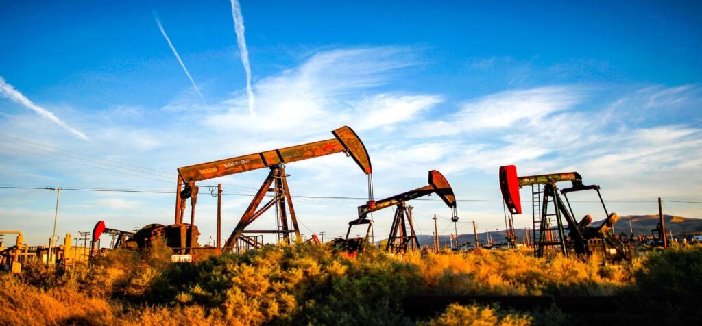 Fundamentos del Mercado del Petróleo: Una Visión en Profundidad de un Recurso Estratégico Fundamentos del Mercado del Petróleo: Una Visión en Profundidad de un Recurso Estratégico