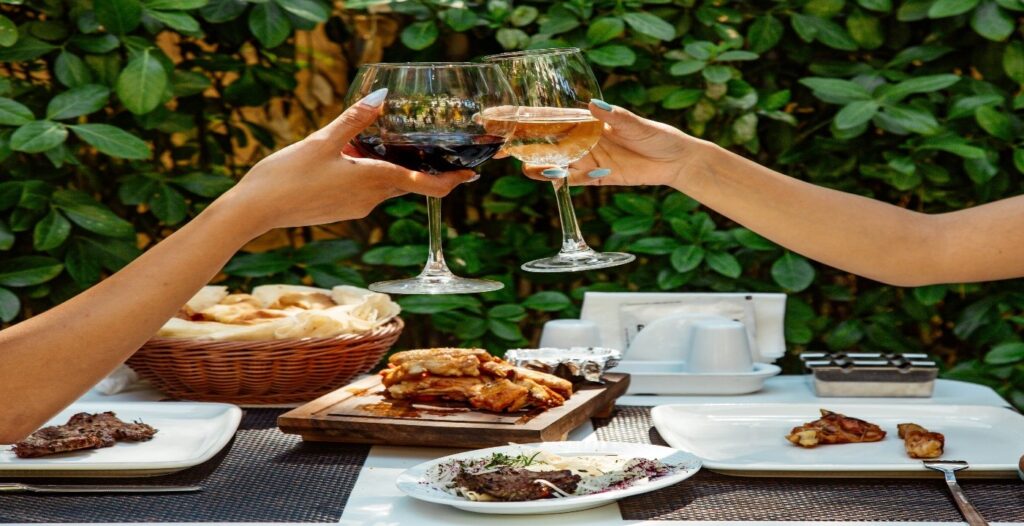 Descubre las deliciosas combinaciones de vinos, cócteles y comida Descubre las deliciosas combinaciones de vinos, cócteles y comida