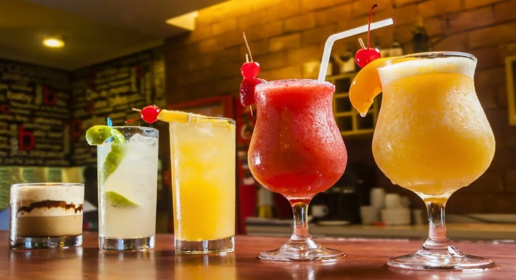 Descubre las deliciosas combinaciones de vinos, cócteles y comida Descubre las deliciosas combinaciones de vinos, cócteles y comida