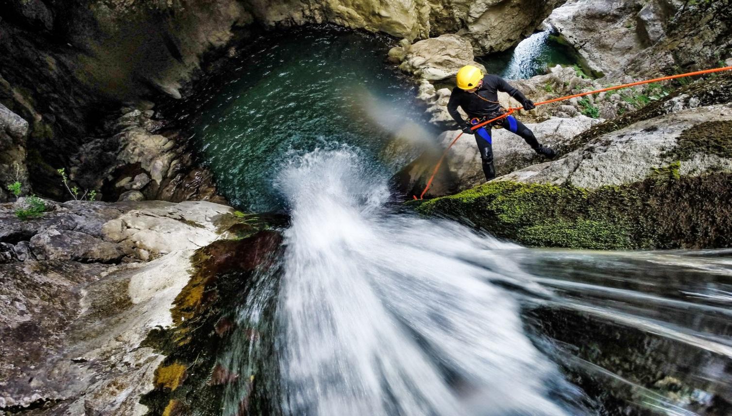 Descubriendo la Emoci&oacute;n y la Naturaleza: Todo lo que Debes Saber sobre el Canyoning