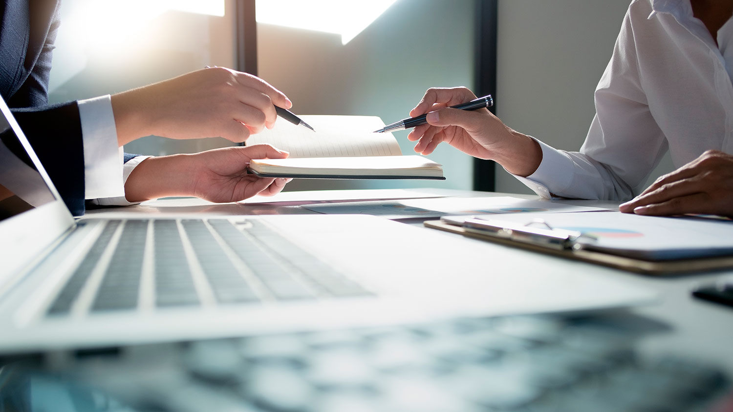 Dominando el Arte de la Negociación: Técnicas Efectivas para Empresarios Exitosos con Juan Fernando Serrano Ponce Dominando el Arte de la Negociación: Técnicas Efectivas para Empresarios Exitosos con Juan Fernando Serrano Ponce