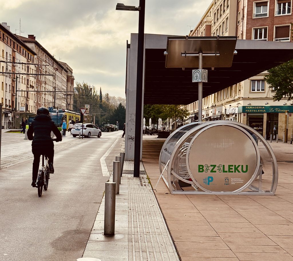 Noti- Deporte: Vitoria crea 35 aparca-bicis cubiertos y bonificados: si te mueves pagas menos