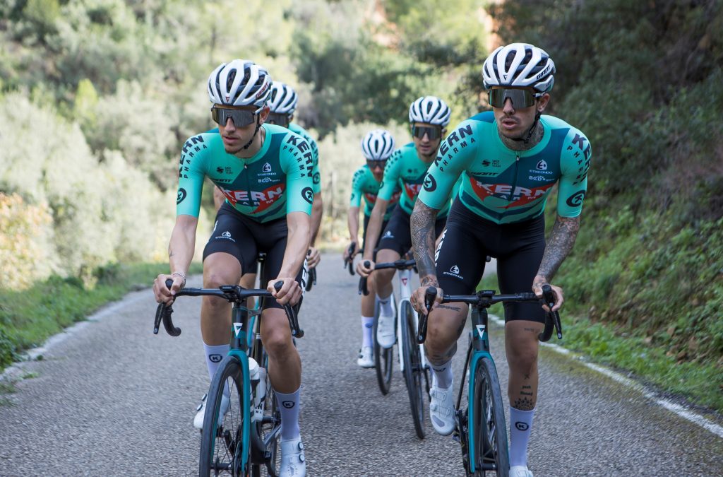 Noti- Deporte: As&iacute; ser&aacute; el maillot del Kern Pharma en 2025