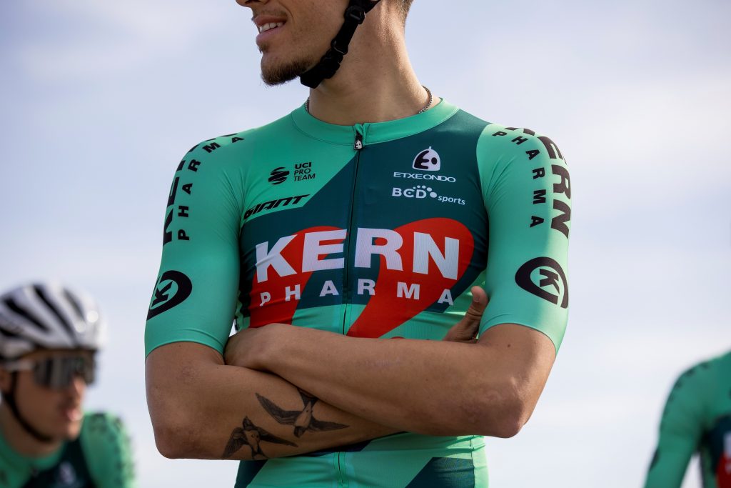 Noti- Deporte: As&iacute; ser&aacute; el maillot del Kern Pharma en 2025
