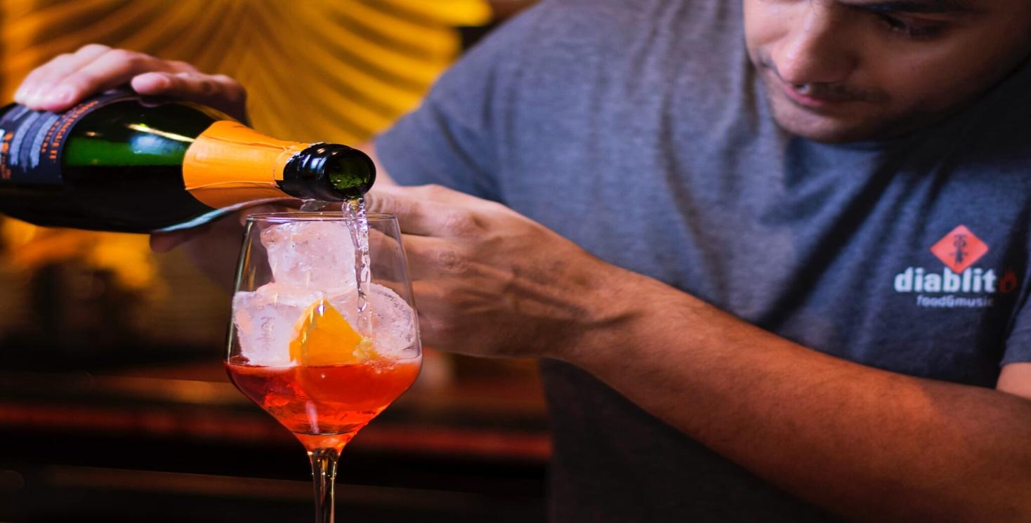 El Arte del Aperol Spritz: M&aacute;s All&aacute; de la Receta Perfecta [Metropolitan Distribuitors]