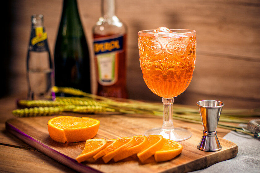 El Arte del Aperol Spritz: M&aacute;s All&aacute; de la Receta Perfecta [Metropolitan Distribuitors]