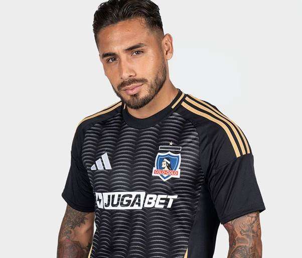 ¿Cómo combinar la camiseta del Colo Colo en tus looks diarios? ¿Cómo combinar la camiseta del Colo Colo en tus looks diarios?