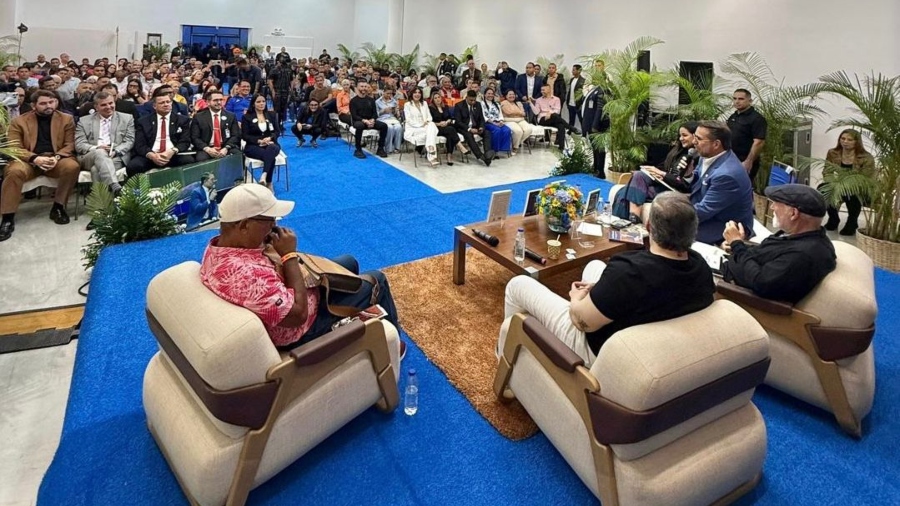 Realizada exitosa presentaci&oacute;n del poeta Tarek William Saab en la FILVEN Carabobo