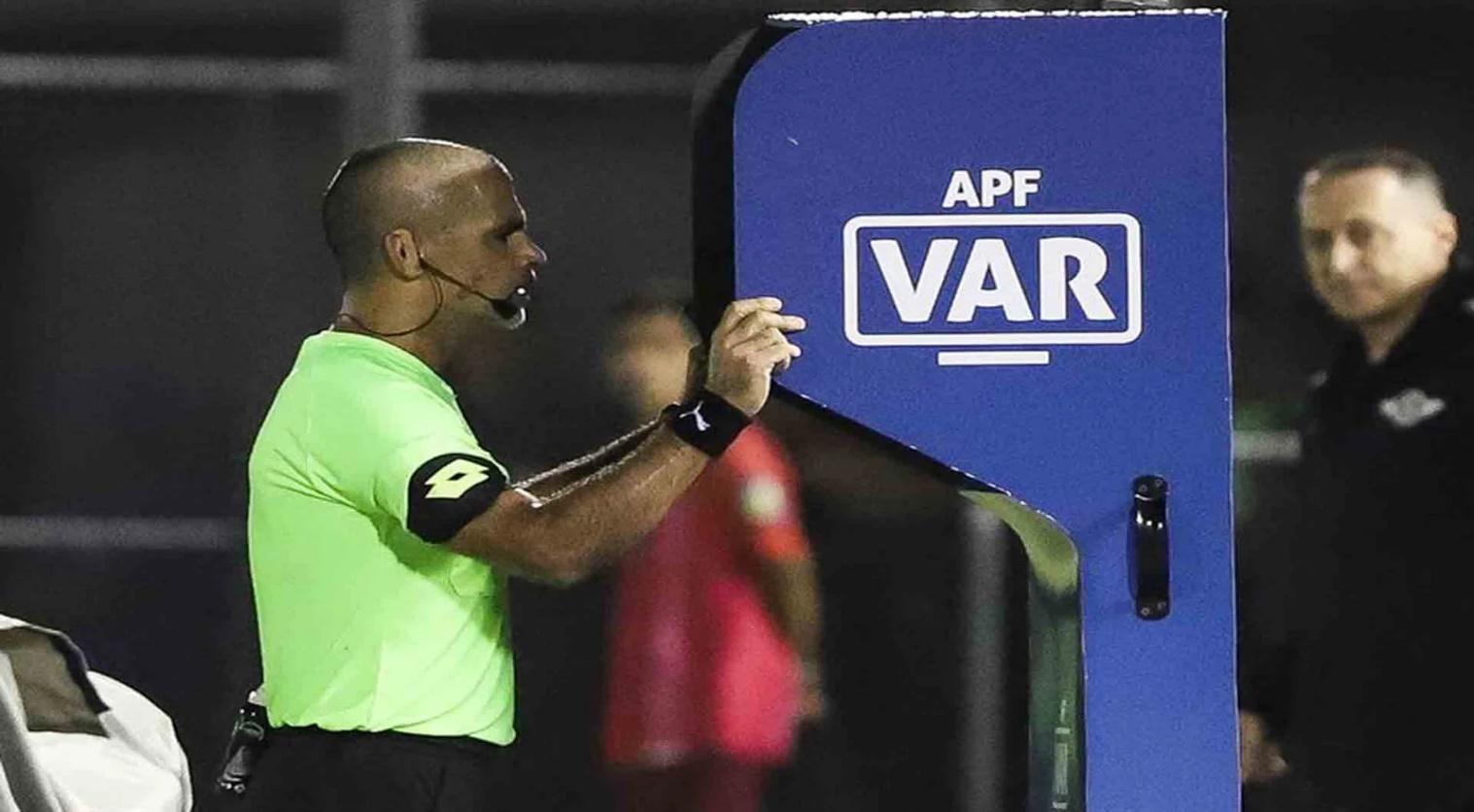 El Impacto de la Tecnolog&iacute;a en el F&uacute;tbol Moderno por Joao Rafael Silva Robertson