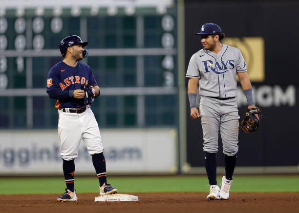 Noti- Deporte: Los Latinos Bate de Plata y Guante de Oro a Mediados de Temporada 2025