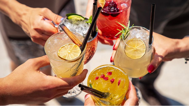 Nuevos Brindis: El Mercado Global de Bebidas se Reinventa Más Allá del Alcohol Tradicional Nuevos Brindis: El Mercado Global de Bebidas se Reinventa Más Allá del Alcohol Tradicional