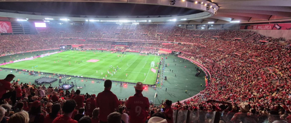 El Fútbol: Un Fenómeno Global Más Allá de las Canchas por Wilson Alexander Pabon Barreto El Fútbol: Un Fenómeno Global Más Allá de las Canchas por Wilson Alexander Pabon Barreto