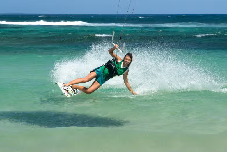 Desl&iacute;zate con el Viento: Gu&iacute;a Esencial para Tu Primera Clase de Kitesurf &ndash; De Novato a Navegante del Aire
