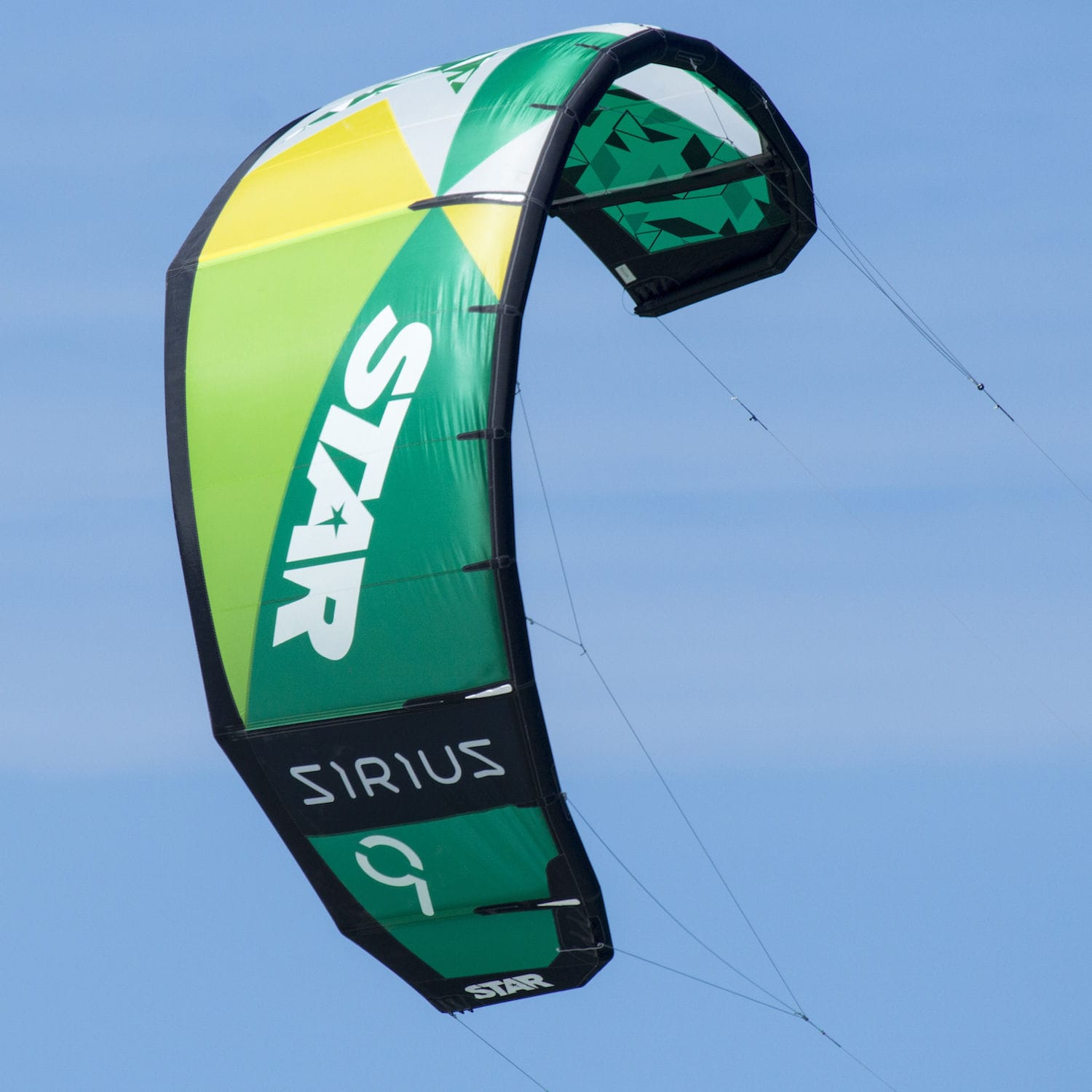 Desl&iacute;zate con el Viento: Gu&iacute;a Esencial para Tu Primera Clase de Kitesurf &ndash; De Novato a Navegante del Aire