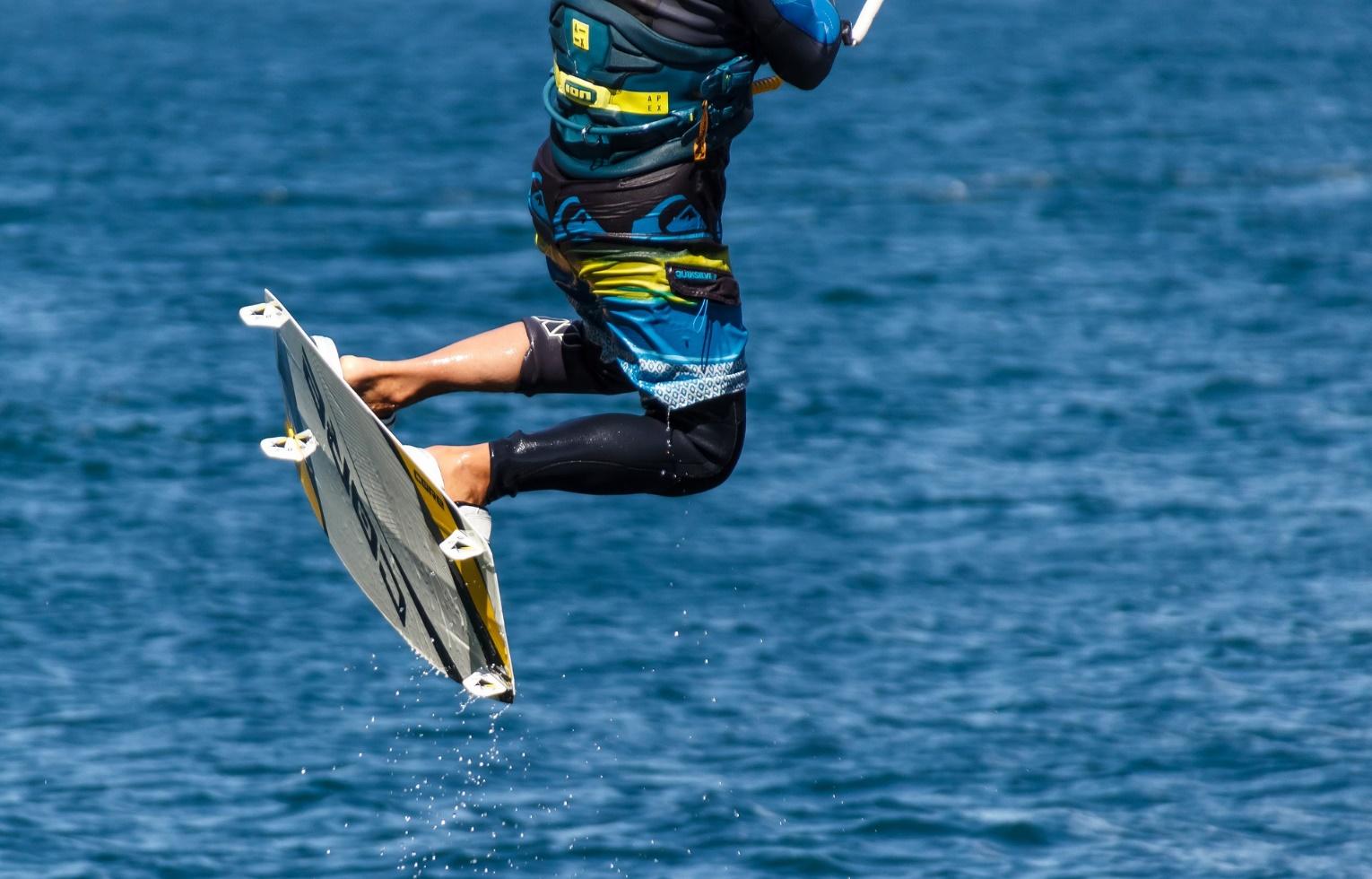 Desl&iacute;zate con el Viento: Gu&iacute;a Esencial para Tu Primera Clase de Kitesurf &ndash; De Novato a Navegante del Aire