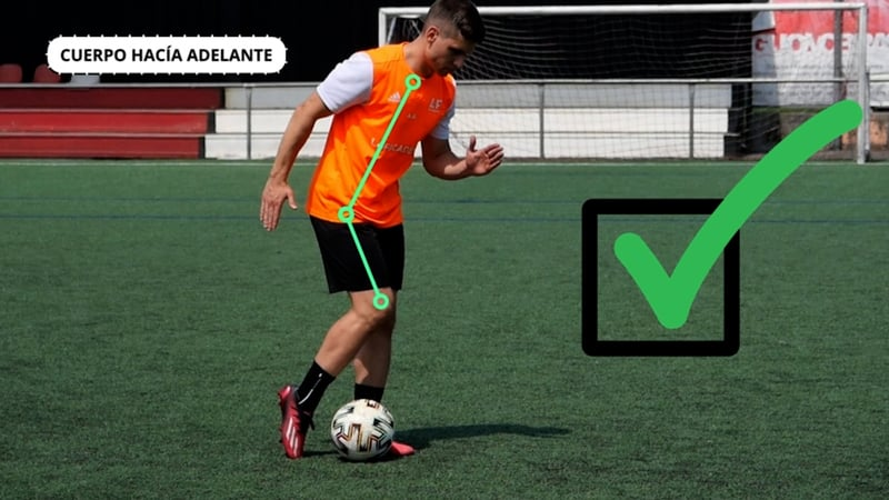 El Dominio del Esf&eacute;rico: Ejercicios Esenciales para Elevar tu Control de Bal&oacute;n en el F&uacute;tbol