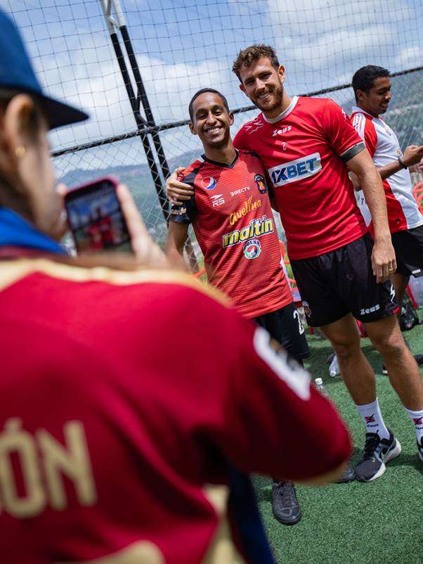 Los aficionados del Caracas FC conocieron a su equipo favorito en un entrenamiento abierto