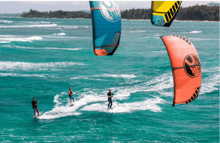 Desl&iacute;zate con el Viento: Gu&iacute;a Esencial para Tu Primera Clase de Kitesurf &ndash; De Novato a Navegante del Aire