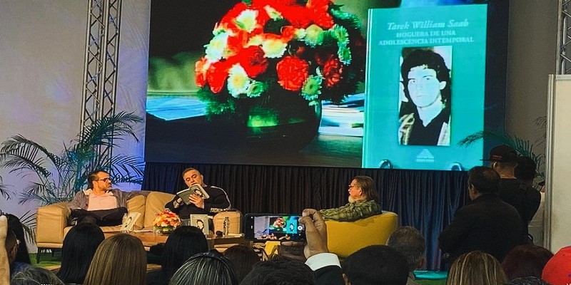 Tarek William Saab ilumina la literatura con ‘Hoguera De Una Adolescencia Intemporal’