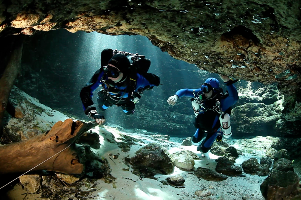 Alfredo Rom&aacute;n Parra Yarza | Explorando el Abismo Azul