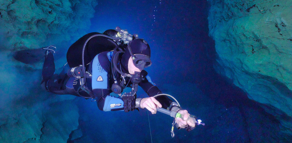 Alfredo Rom&aacute;n Parra Yarza | Explorando el Abismo Azul