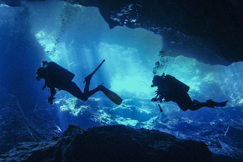 Alfredo Rom&aacute;n Parra Yarza | Explorando el Abismo Azul