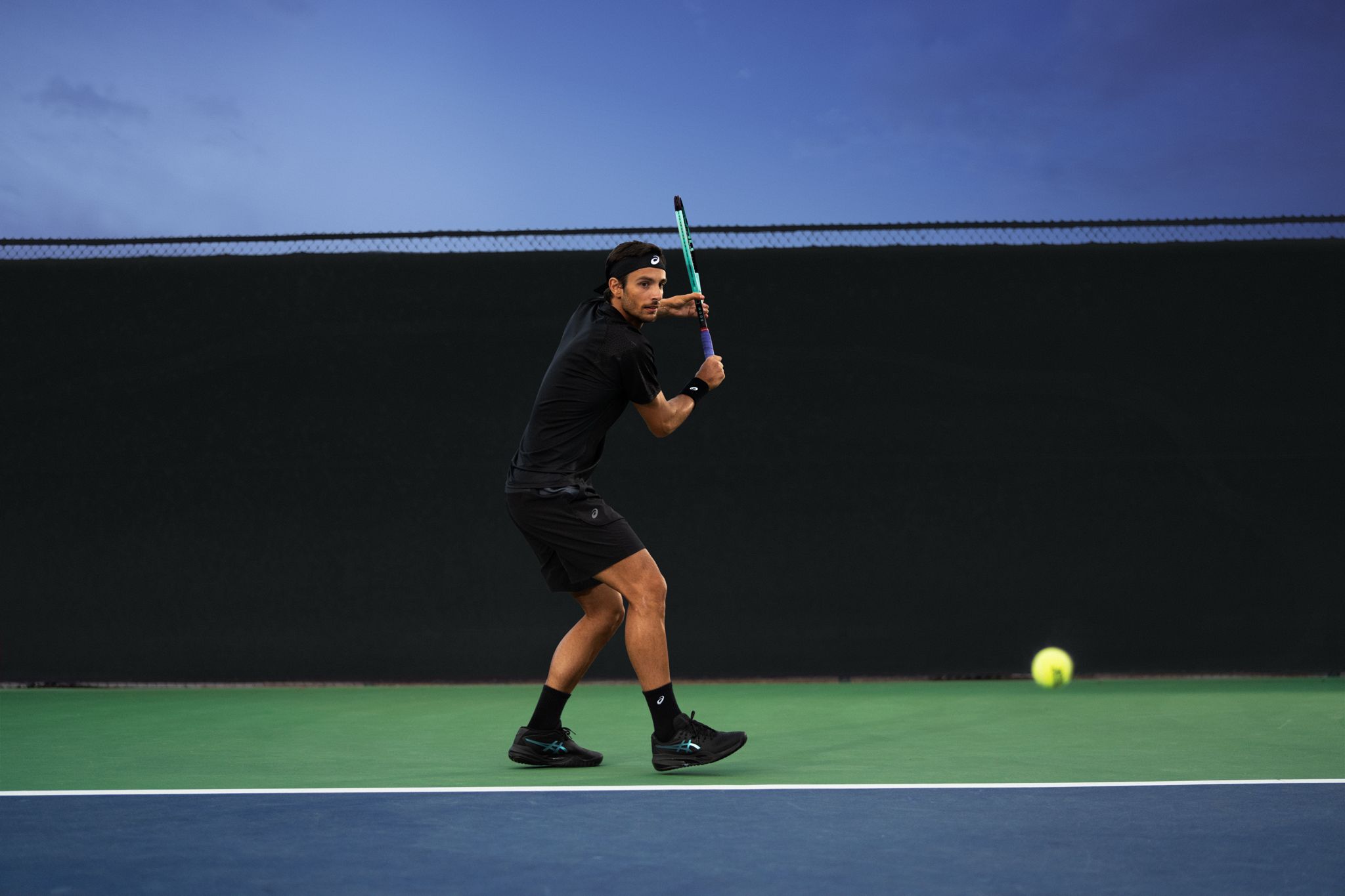 Noti-Deporte: As&iacute; son las ASICS Court FF 3 Novak Night Edition, por qu&eacute; comprar