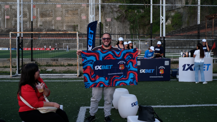 Regalos exclusivos, encuentro con ídolos y un quiz lleno de emoción: Caracas FC y 1xBet hicieron vibrar a la afición en el cierre de temporada Regalos exclusivos, encuentro con ídolos y un quiz lleno de emoción: Caracas FC y 1xBet hicieron vibrar a la afición en el cierre de temporada