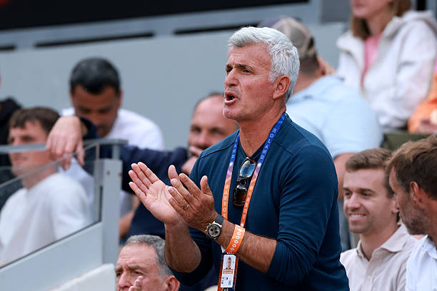 Noti-Deporte: Tsitsipas ve la luz; de no poder andar, a entrenar sin dolor