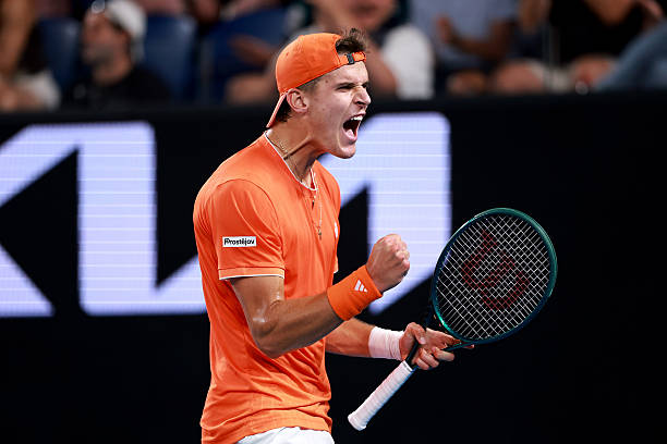 Noti-Deporte: Este ser&aacute; el plan de Mensik para ganar a Djokovic en Australia