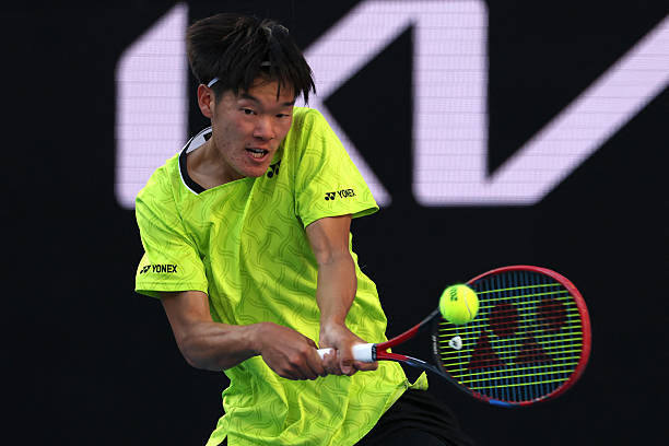 Noti-Deporte: Michael Zheng, el "nerd" psicol&oacute;go que desaf&iacute;a a Alcaraz en Australia
