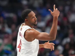 Evan Mobley anota 29 puntos y Cavaliers aplastan a Mavericks