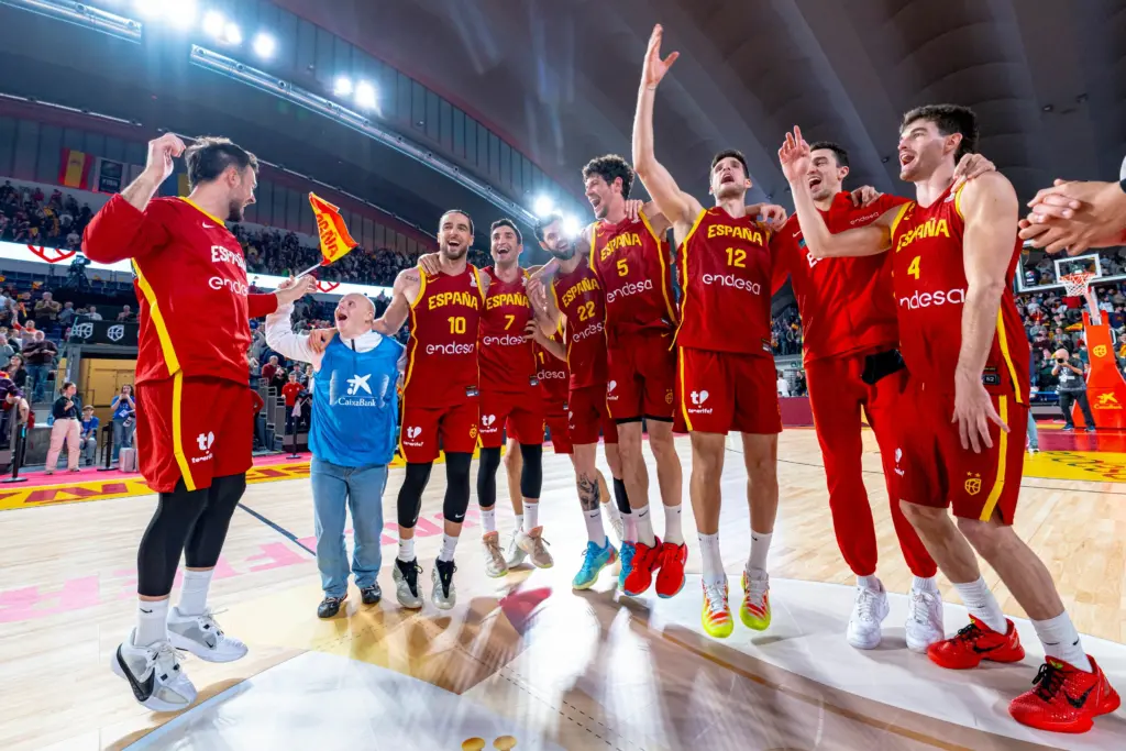 Noti- Deporte: la grada solidaria CaixaBank, en el Espa&ntilde;a-Oviedo