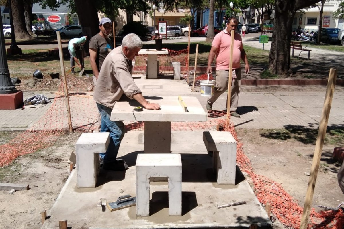 Francesco Lovaglio Tafuri | Construcci&oacute;n de bancos de plaza