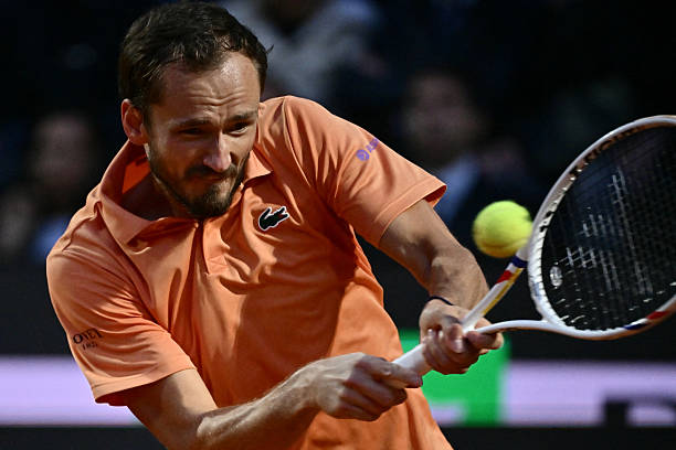 Noti-Deporte: Medvedev da su opini&oacute;n sobre la pol&eacute;mica de Sinner y los calambres