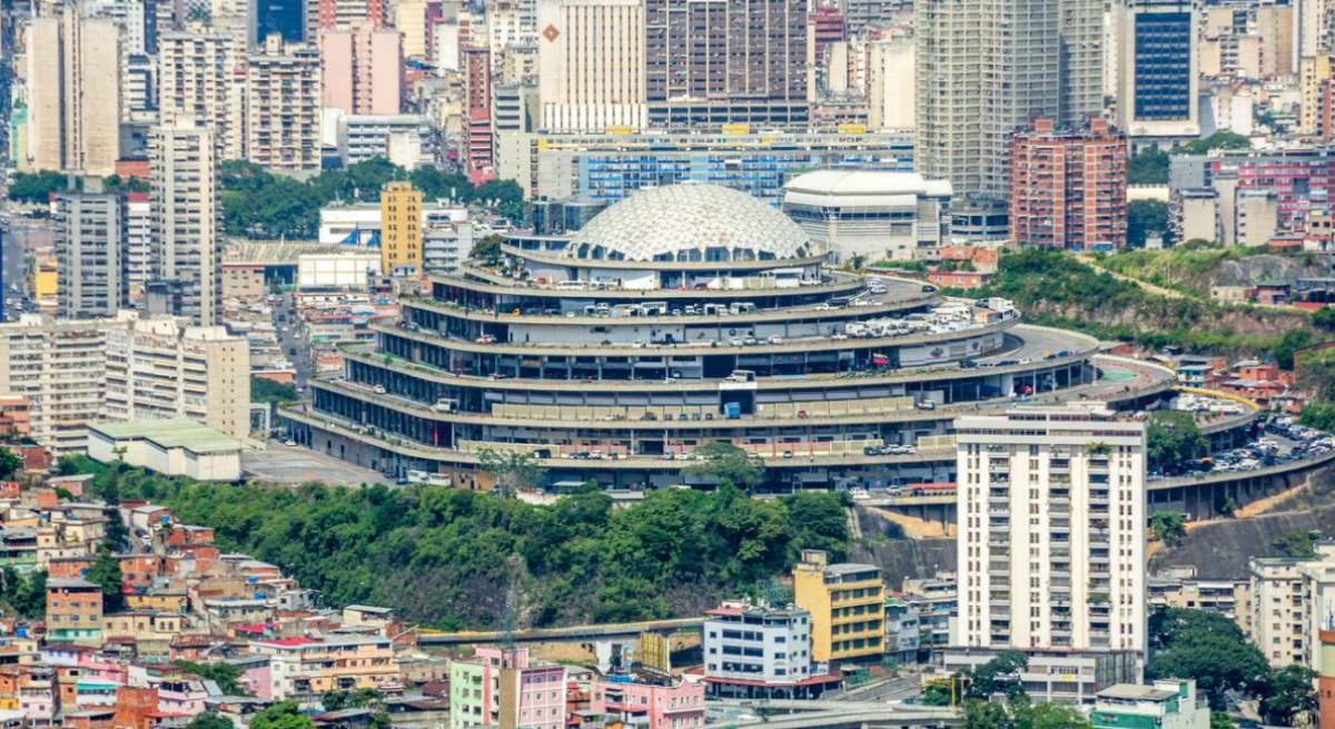 Armando Iachini y los Edificios de Caracas: Identidad Urbana Armando Iachini y los Edificios de Caracas: Identidad Urbana