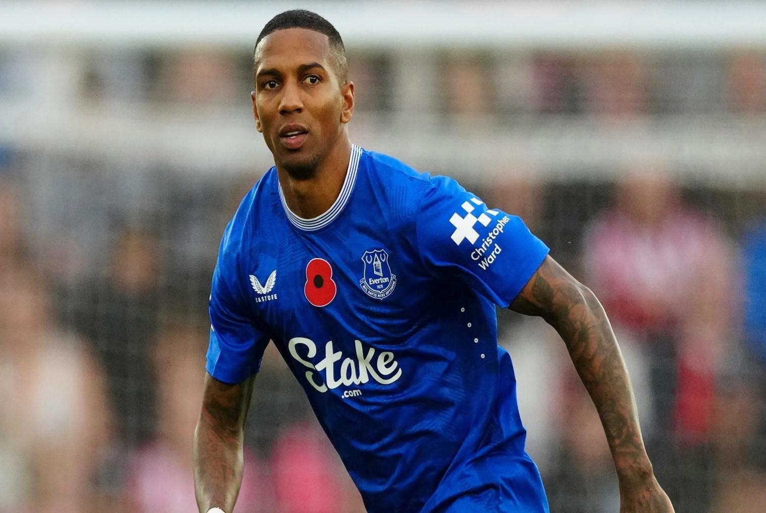 Adi&oacute;s a Ashley Young en la Premier