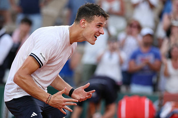 Noti-Deporte: Mensik, de una silla de ruedas a ganar a De Mi&ntilde;aur en Roland Garros